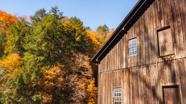 Sonbaharda eski New England ahırı. Yüksek kalite fotoğraf