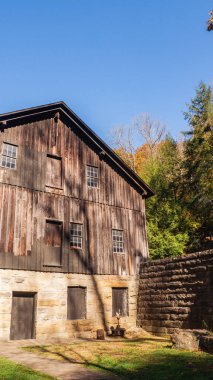Sonbaharda eski New England ahırı. Yüksek kalite fotoğraf