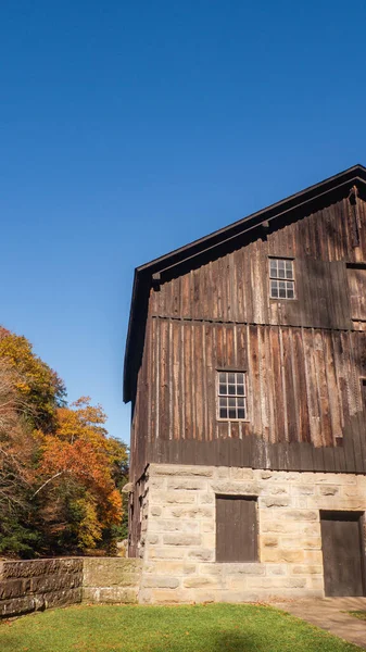 Stara Stodoła Nowej Anglii Jesienią Wysokiej Jakości Zdjęcie — Zdjęcie stockowe