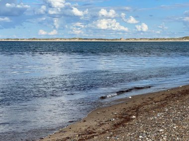 Kapalı deniz kumsalı. Renkli altın rengi günbatımı gökyüzü sakinlik, dinlendirici güneş ışığı yaz titreşimleri, sakin deniz. Sahilde gün batımı. Meditasyon okyanusu ve gökyüzü arka planı. Suyun üzerinde ufuk.. 