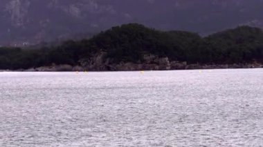 Dağlar ve deniz, Norveç, Panoramik manzara, yüksek kalite 4k görüntü, tekneli ve denizli güzel manzara, kutup denizinde gün doğumu ve ufukta dağ, deniz tropikal manzarası ve fiyortlar