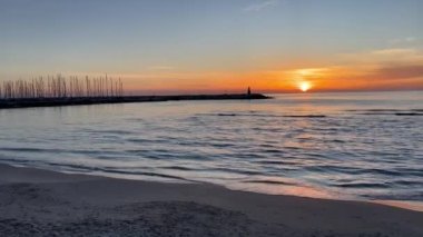 Sahilde deniz günbatımının olduğu manzara Büyük Tuz Gölü 'ndeki renkli günbatımı bulutlu dramatik günbatımı gökyüzü. Denizin üzerinde dramatik bir gün batımı, deniz sahilinde güzel bir gün batımı, güzel bir bulut manzarası.. 