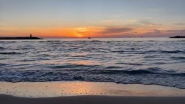 Sahilde deniz günbatımının olduğu manzara Büyük Tuz Gölü 'ndeki renkli günbatımı bulutlu dramatik günbatımı gökyüzü. Denizin üzerinde dramatik bir gün batımı, deniz sahilinde güzel bir gün batımı, güzel bir bulut manzarası.. 