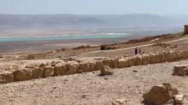 Masada. İsrail 'in güney bölgesindeki antik istihkam. İsrail 'in Ölü Deniz Bölgesi' ndeki Masada Ulusal Parkı. Masada Kalesi. Yahudiye. Masada Kalesi harabeleri. Ölü Deniz.