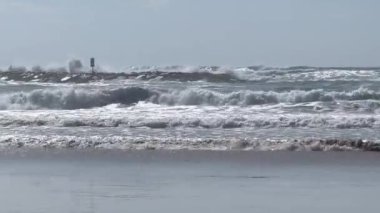 Gün ışığında Tel Aviv deniz plajlarından birinde. Akdeniz 'de. Tel Aviv 'de gezinti ve kumsal. Tel Aviv plajı gün batımı ve dalgalar. Otellerin sırasıyla Tel Aviv şehir plajına bakın. 