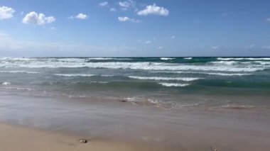 Gün ışığında Tel Aviv deniz plajlarından birinde. Akdeniz 'de. Tel Aviv 'de gezinti ve kumsal. Tel Aviv plajı gün batımı ve dalgalar. Otellerin sırasıyla Tel Aviv şehir plajına bakın. 