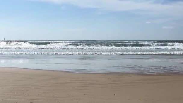 テルアビブの海のビーチの一つ 地中海だ テルアビブのプロムナードとビーチ テルアビブビーチの夕日と波 ホテルの行とテルアビブの都市のビーチへの眺め — ストック動画