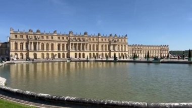 Versay 'daki Lorangerie Bahçesi. Versailles ve Garden Sarayı, Fransa 'da Paris. Versay Şatosu Bahçesi. Orangeraie du chateau. Doğanın güzel manzarası, harika bir bahçe. Palmiye ağaçları 