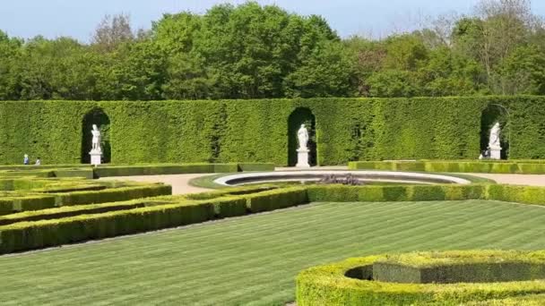 凡尔赛的Lorangerie花园法国的凡尔赛宫和花园 凡尔赛宫花园 Orangeraie Chateau 美丽的自然景观 迷人的花园 棕榈树 — 图库视频影像
