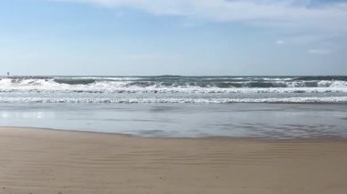 Gün ışığında Tel Aviv deniz plajlarından birinde. Akdeniz 'de. Tel Aviv 'de gezinti ve kumsal. Tel Aviv plajı gün batımı ve dalgalar. Otellerin sırasıyla Tel Aviv şehir plajına bakın. 
