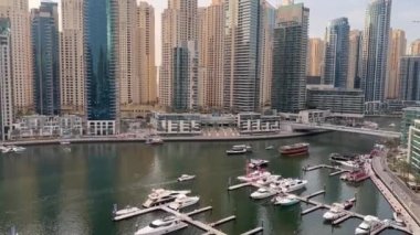 Dubai Marina 'daki Yat Kulübü. BAE. 20 Mayıs 2023. Modern binalar. Lüks. Alacakaranlıkta Dubai Marina 'nın genel manzarası. Modern konut mimarisi. Gökdelenler. BİRLİK ARAB Emirlikleri 