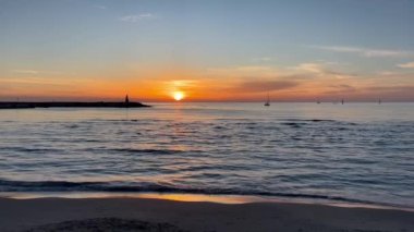 Sahilde deniz batımlı manzara, gölde renkli günbatımı, bulutlu dramatik gökyüzü. Denizin üzerindeki mavi gökyüzü, gökyüzü arka plan, bulutlu manzara, derin mavi gökyüzü ile renkli okyanus kumsalı gündoğumu.