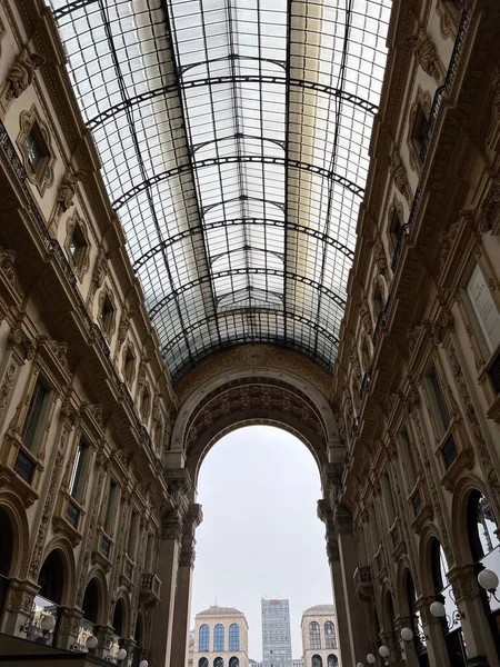 Galleria Vittorio Emanuele II, Milano, İtalya. Yüksek kalite fotoğraf. Milano 'nun dikey görüntüsü. Vittorio Emanuele II galerisi dünyanın en eski alışveriş merkezlerinden biridir. Kuppel der Galleria. Lüks.. 