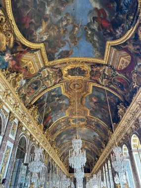 Fransa 'daki Versailles Kraliyet Sarayı' nın Aynalar Salonu 'ndaki Glaces Galerisi. Versailles Kraliyet Sarayı UNESCO Dünya Mirasları Listesi 'nde yer almaktadır. Yüksek kalite fotoğraf. İkamet edenler Kral XIV. Louis 