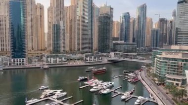 BİRLİK ARAB Emirlikleri, Dubai Marina 'daki Yat Kulübü. Modern binalar. Lüks. Alacakaranlıkta Dubai Marina 'nın genel manzarası. Modern konut mimarisi. Gökdelenler. BİRLİK ARAB Emirlikleri 