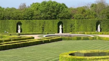 Versay 'daki Lorangerie Bahçesi. Versailles ve Garden Sarayı, Fransa 'da Paris. Versay Şatosu Bahçesi. Orangeraie du chateau. Doğanın güzel manzarası, harika bir bahçe. Palmiye ağaçları 