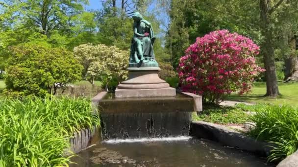 Schöner Brunnen Stadtpark Brunnen Der Sonne Park Schöne Blumen Garten — Stockvideo