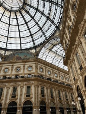 Galleria Vittorio Emanuele II, Milano, İtalya. Yüksek kalite fotoğraf. Milano 'nun dikey görüntüsü. Vittorio Emanuele II galerisi dünyanın en eski alışveriş merkezlerinden biridir. Kuppel der Galleria. Lüks.. 