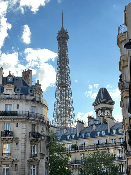 从巴黎众多街道中的一条看埃菲尔铁塔 这座塔是巴黎最高的建筑 也是世界上游客最多的纪念碑 这座塔是巴黎最高的建筑 — 图库照片