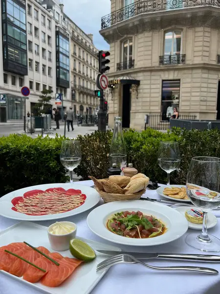 Tabakların çeşitleri masada. Paris 'te restoran menüsü. Güzel bir lokantada çok zarif ve güzel bir masa. Servis masası. Masada bir sürü farklı lezzetli yemek var. Deniz ürünleri.. 