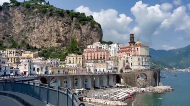 Atrani, Amalfi Sahili. Akdeniz kıyısındaki Amalfi 'nin güzel manzarası, tarihi Atrani kasabası. Santa Maria Maddalena Kilisesi, sahil ve sahil yolu, Atranit, Campania. Costiera Amalfitana. 
