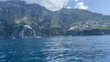 Tyrhenian Denizi kıyısındaki Rocky Cliffs ve Mountain Peyzajı. Amalfi Sahili, İtalya. Doğa Arkaplanı. Amalfi kıyıları Avrupa 'nın en popüler seyahat ve tatil beldesidir. Amalfi yakınlarında yat sürüyor.. 