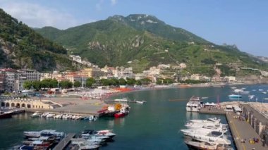 Maiori, İtalya 'nın Campania eyaletinin Salerno eyaletinde yer alan bir şehirdir. Maiori 'nin pitoresk balıkçı limanı. Maiori 'de güneşli bir sahil. Campania 'daki Amalfi Sahili' nde Maiori 'de bir tekne.