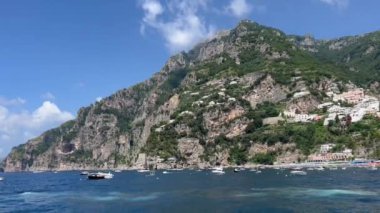 Tyrhenian Denizi kıyısındaki Rocky Cliffs ve Mountain Peyzajı. Amalfi Sahili, İtalya. Doğa Arkaplanı. Amalfi kıyıları Avrupa 'nın en popüler seyahat ve tatil beldesidir. Amalfi yakınlarında yat sürüyor.. 