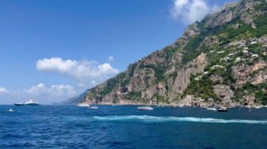 Tyrhenian Denizi kıyısındaki Rocky Cliffs ve Mountain Peyzajı. Amalfi Sahili, İtalya. Doğa Arkaplanı. Amalfi kıyıları Avrupa 'nın en popüler seyahat ve tatil beldesidir. Amalfi yakınlarında yat sürüyor.. 