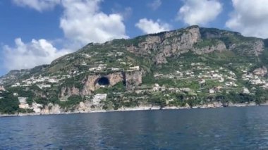 Tyrhenian Denizi kıyısındaki Rocky Cliffs ve Mountain Peyzajı. Amalfi Sahili, İtalya. Doğa Arkaplanı. Amalfi kıyıları Avrupa 'nın en popüler seyahat ve tatil beldesidir. Amalfi yakınlarında yat sürüyor.. 