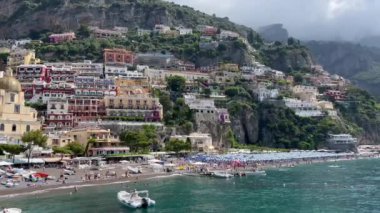 Amalfi kıyısındaki güzel sahil kasabaları İtalyan manzaralı Positano. Dağlardaki Positano köyü. Campania, Amalfi kıyısındaki köy. Sea Beach Seyahat Varış noktaları. Avrupa. İtalyan yemeği. Lüks. 
