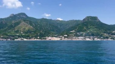 Tyrhenian Denizi kıyısındaki Rocky Cliffs ve Mountain Peyzajı. Amalfi Sahili, İtalya. Doğa Arkaplanı. Amalfi kıyıları Avrupa 'nın en popüler seyahat ve tatil beldesidir. Amalfi yakınlarında yat sürüyor.. 