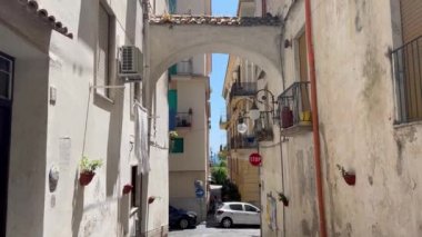 Renkli evleri ve mavi gökyüzü olan İtalyan dar caddesi. Vietnam Konsolosu Mare, İtalya. Campania 'daki Amalfi Sahili' ndeki Vietri Sul Mare 'de renkli evler ve caddeler. Resimli tarihi merkez..
