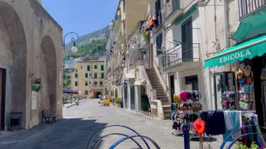 Renkli evleri ve mavi gökyüzü olan İtalyan dar caddesi. Vietnam Konsolosu Mare, İtalya. Campania 'daki Amalfi Sahili' ndeki Vietri Sul Mare 'de renkli evler ve caddeler. Resimli tarihi merkez..
