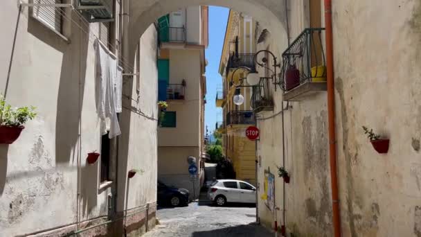 Italienische Gasse Mit Bunten Häusern Und Blauem Himmel Vietri Sul — Stockvideo