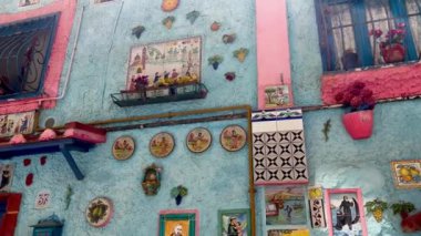 İtalyan Vietnam elçisi Mare 'nin geleneksel seramik dekorasyonuyla, renkli evin dar caddesine bakın. Campania, İtalya 'da Vietri Sul Mare' de renkli evler ve caddeler