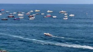 Positano ve tekneler, İtalya. Akdeniz 'de tekneler ve yatlar. Positano 'daki Tyrhenian deniz kıyısının manzarası. Suda bir sürü tekne var. Positano 'nun manzarası harika. İtalya 'nın en iyi tatil beldeleri 