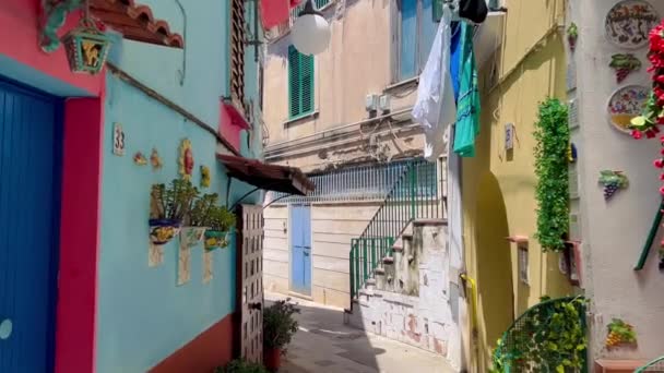 Vista Sobre Estrecha Calle Casa Color Con Decoración Cerámica Tradicional — Vídeos de Stock