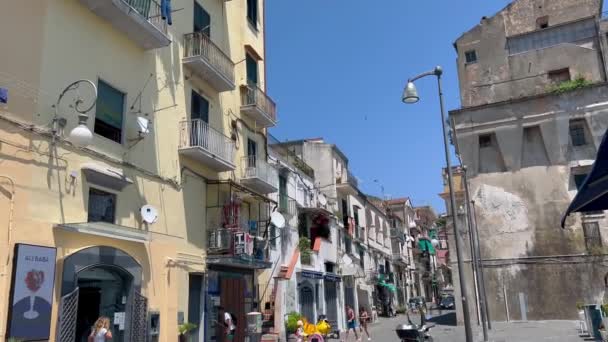カラフルな家と青空とイタリアの狭い通り イタリアのマリア領事 カンパニアのAmalfi海岸にあるVietri Sul Mareのカラフルな家や通り 絵のように美しい歴史的中心部 — ストック動画