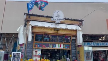 Napoli 'nin eski kasabasındaki Tribunali caddesinde. Napoli caddesinde yürüyen insanlarla İtalyan seyahat fotoğrafı. İtalya 'nın Napoli şehrindeki eski bir kasabanın sokak manzarası. Renkli sokaklar. 