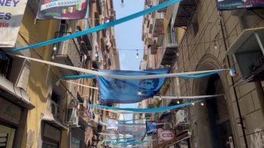 Napoli 'nin eski kasabasındaki Tribunali caddesinde. Napoli caddesinde yürüyen insanlarla İtalyan seyahat fotoğrafı. İtalya 'nın Napoli şehrindeki eski bir kasabanın sokak manzarası. Renkli sokaklar. 