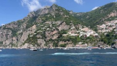 Tyrhenian Denizi kıyısındaki Rocky Cliffs ve Mountain Peyzajı. Amalfi Sahili, İtalya. Doğa Arkaplanı. Amalfi kıyıları Avrupa 'nın en popüler seyahat ve tatil beldesidir. Amalfi yakınlarında yat sürüyor.. 