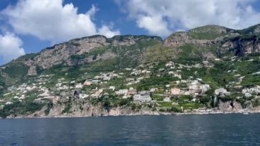 Tyrhenian Denizi kıyısındaki Rocky Cliffs ve Mountain Peyzajı. Amalfi Sahili, İtalya. Doğa Arkaplanı. Amalfi kıyıları Avrupa 'nın en popüler seyahat ve tatil beldesidir. Amalfi yakınlarında yat sürüyor.. 