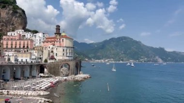 Atrani, Amalfi Sahili. Akdeniz kıyısındaki Amalfi 'nin güzel manzarası, tarihi Atrani kasabası. Santa Maria Maddalena Kilisesi, sahil ve sahil yolu, Atranit, Campania. Costiera Amalfitana. 