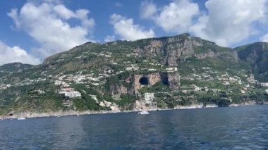 Tyrhenian Denizi kıyısındaki Rocky Cliffs ve Mountain Peyzajı. Amalfi Sahili, İtalya. Doğa Arkaplanı. Amalfi kıyıları Avrupa 'nın en popüler seyahat ve tatil beldesidir. Amalfi yakınlarında yat sürüyor.. 