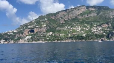 Tyrhenian Denizi kıyısındaki Rocky Cliffs ve Mountain Peyzajı. Amalfi Sahili, İtalya. Doğa Arkaplanı. Amalfi kıyıları Avrupa 'nın en popüler seyahat ve tatil beldesidir. Amalfi yakınlarında yat sürüyor.. 