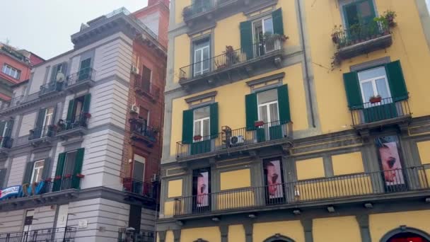 纳波利老城的迪特里布纳利中央大街 意大利的旅行照片 人们拥挤在那不勒斯大街上 意大利那不勒斯旧城的街景 五彩斑斓的街道 — 图库视频影像
