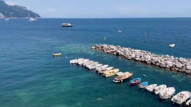 ポジターノとボート イタリア 地中海のボートやヨット ポジターノのティレニア海沿岸の景色 水中の複数のボートポジターノの信じられないほどの景色 イタリアの最高のリゾート — ストック動画