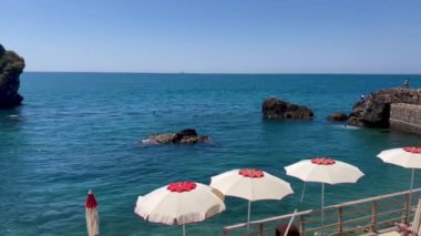 Vietri Konsolosu Mare 'nin sembolü olan İki Kardeş, iki büyük kaya olan Due Fratelli' dir. Vietnam Konsolosu Mare, Salerno, İtalya. Vietri Konsolosu kısrak güzel plaj manzaralı şemsiyeli, taşlı 