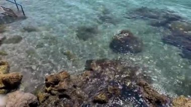 Vietri Konsolosu Mare 'nin sembolü olan İki Kardeş, iki büyük kaya olan Due Fratelli' dir. Vietnam Konsolosu Mare, Salerno, İtalya. Vietri Konsolosu kısrak güzel plaj manzaralı şemsiyeli, taşlı 